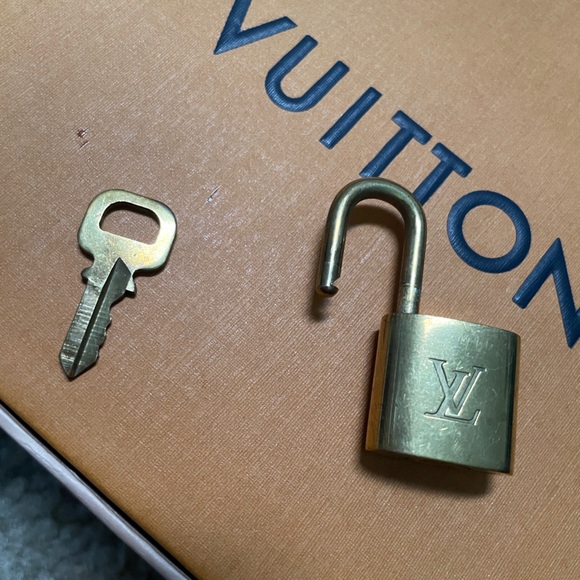Louis Vuitton brass padlock - Picture 7 of 8